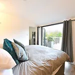 Cheerful 1Bd Cottage With Parking Nr Guildford
