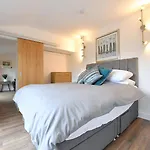 Cheerful 1Bd Cottage With Parking Nr Guildford
