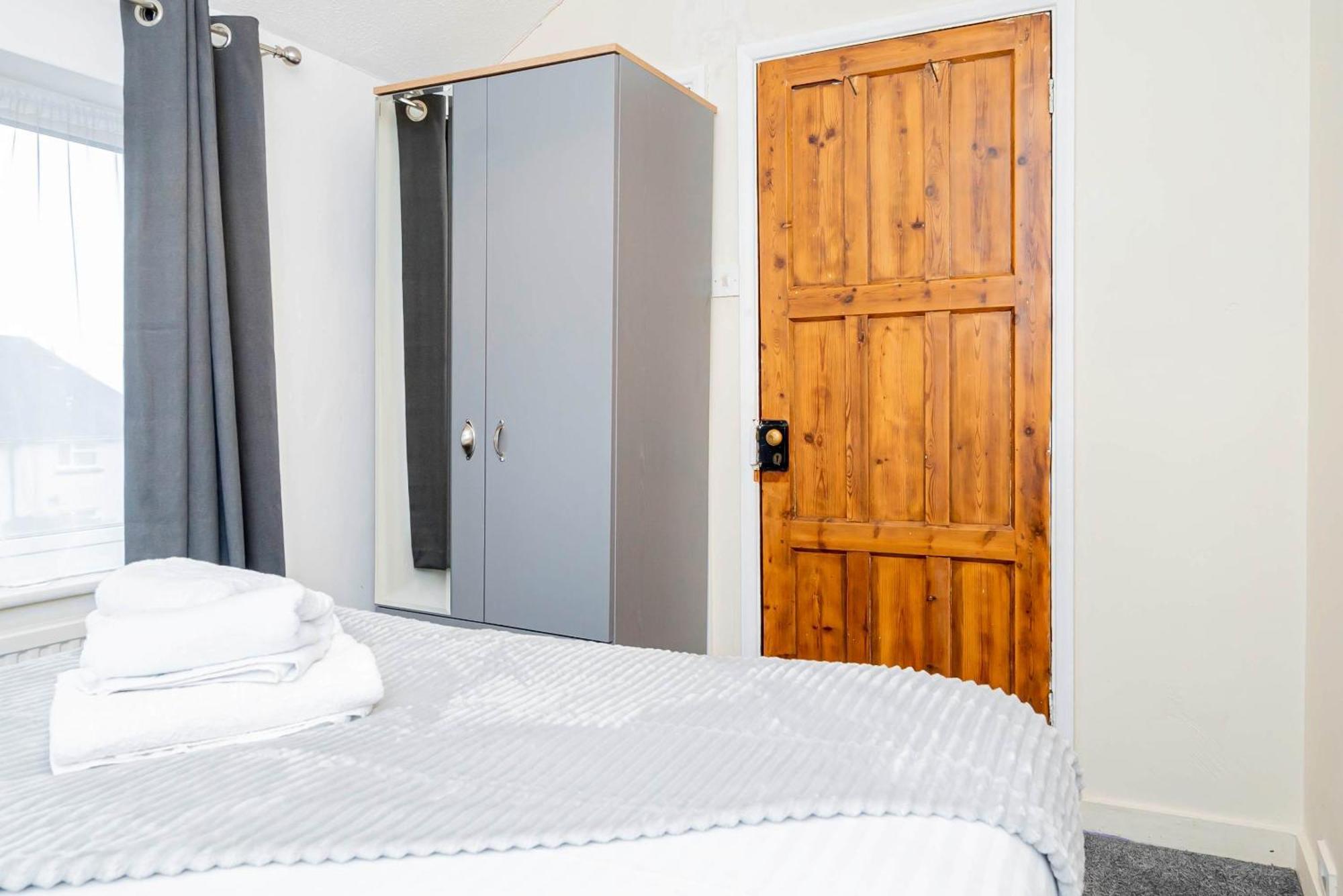 Spacious Family&contractor House Close To Lhr Airport & A3 & Free Parking Apartment Guildford