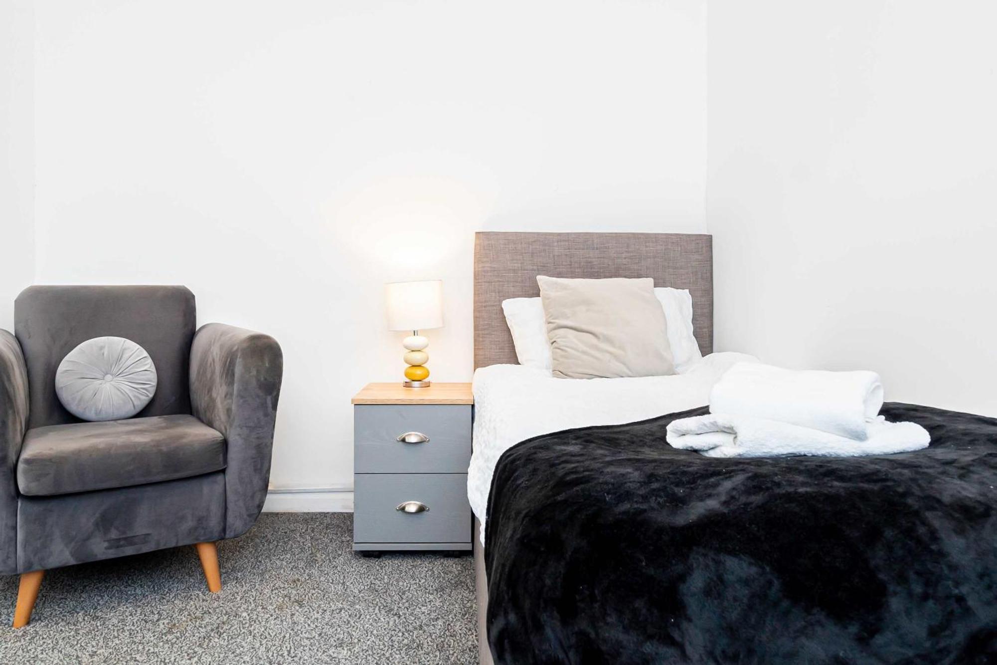 Spacious Family&contractor House Close To Lhr Airport & A3 & Free Parking