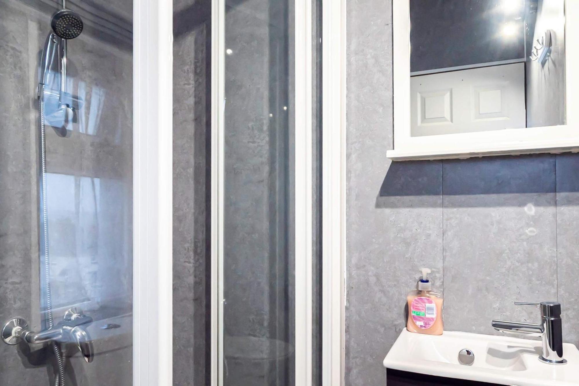 Apartment Spacious Family&contractor House Close To Lhr Airport & A3 & Free Parking
